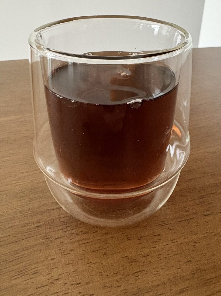 ざくろの酢を水・炭酸で割ったグラス