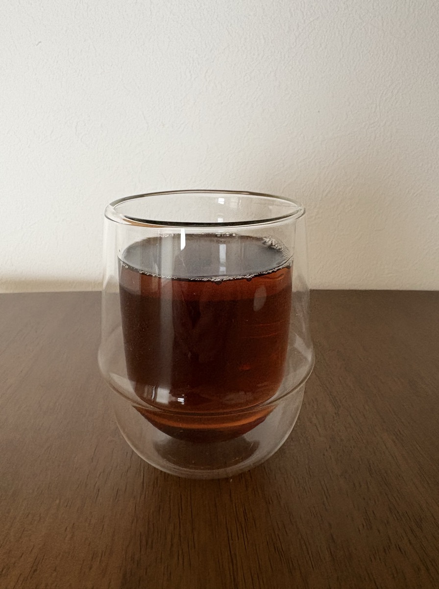 ざくろの酢を濃いめに割ったグラス