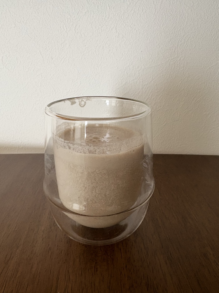 ざくろの酢を牛乳で割ったグラス