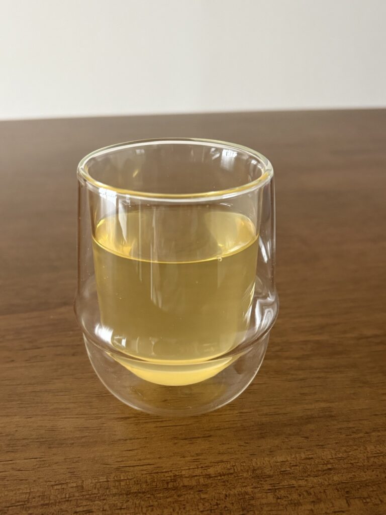 実際に作ったリンゴ酢はちみつドリンク。グラスに入った薄い金色の飲み物