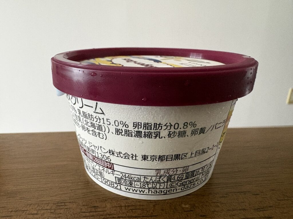 ハーゲンダッツ ミニカップ バニラのパッケージ裏面。乳脂肪分15.0%、卵脂肪分0.8%、原材料はクリーム（生乳（北海道））、脱脂濃縮乳、砂糖、卵黄／バニラ香料、エネルギー244kcalの表示